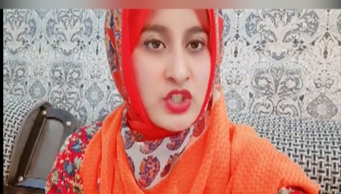 عین روانگی کے وقت ائیرہوسٹس مدیحہ اکرم کو طیارے سے اتار لیا گیا