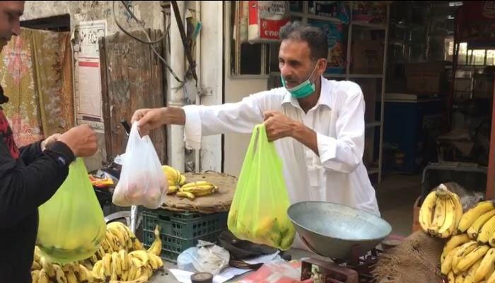 پھل بیچنے پر مجبور بابر اعظم کے کوچ کی سن لی گئی