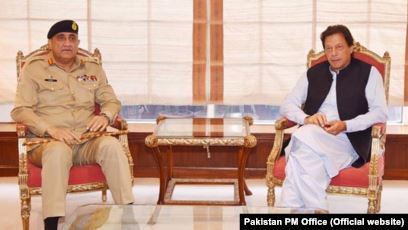 عمران خان سے پاک فوج کے سربراہ جنرل قمر جاوید باجوہ کی وزیراعظم ہاوس میں اہم ملاقات