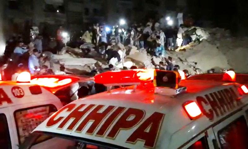 کراچی میں 6 منزلہ عمارت منہدم، خاتون جاں بحق