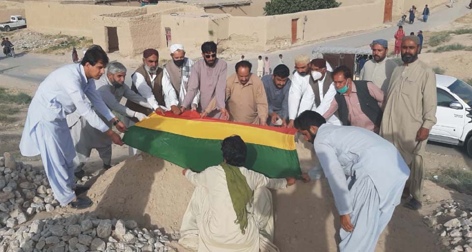 بی این پی کے رہنماﺅں کی شہید منظور بلوچ کی قبر پر جاکر فاتحہ خوانی