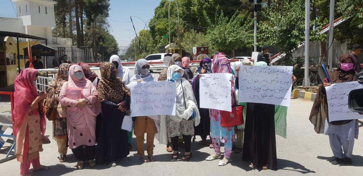 لیڈی ہیلتھ ورکرز کا مطالبات کے حق میں ریڈ زون کے باہر احتجاجی دھرنا