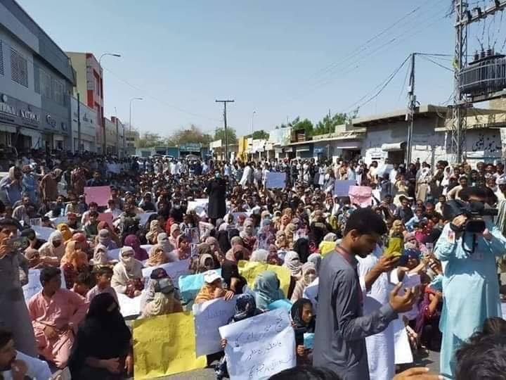 تربت میں تاریخ رقم ‘ 47ڈگری کی گرمی میں بھی ہزاروں  خواتین ‘ مرد اور بچے برمش کو انصاف دلانے کیلئے سڑکوں پر نکل آئے