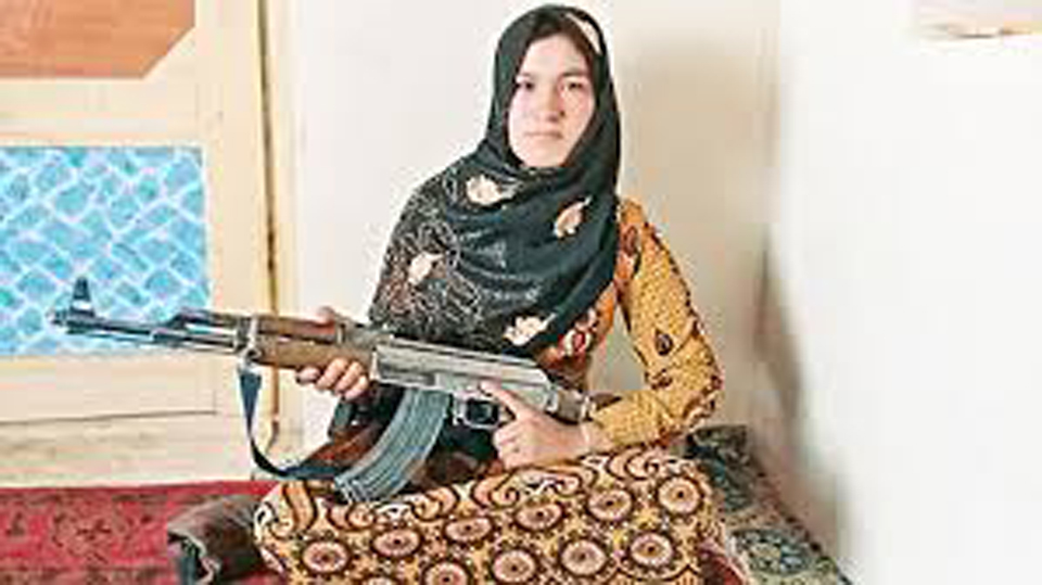 اے کے 47 رائفل سے اپنے گھر کا دفاع کرنے والی افغان لڑکی