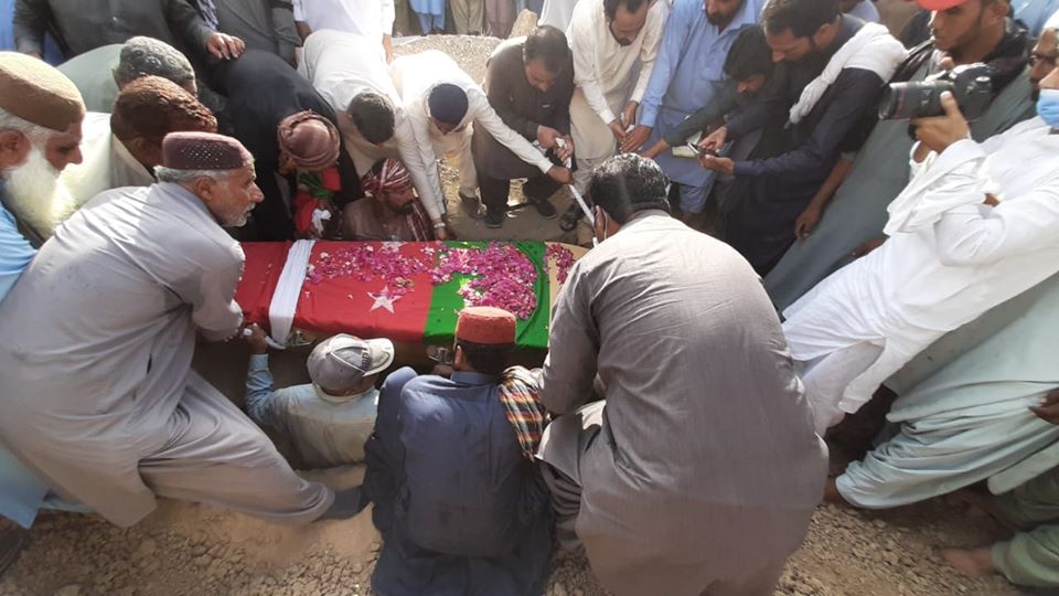 میر حاصل خان بزنجو   ہزاروں سوگواروں کی موجودگی میں آہوں سسکیوں کے ساتھ سپرد خاک