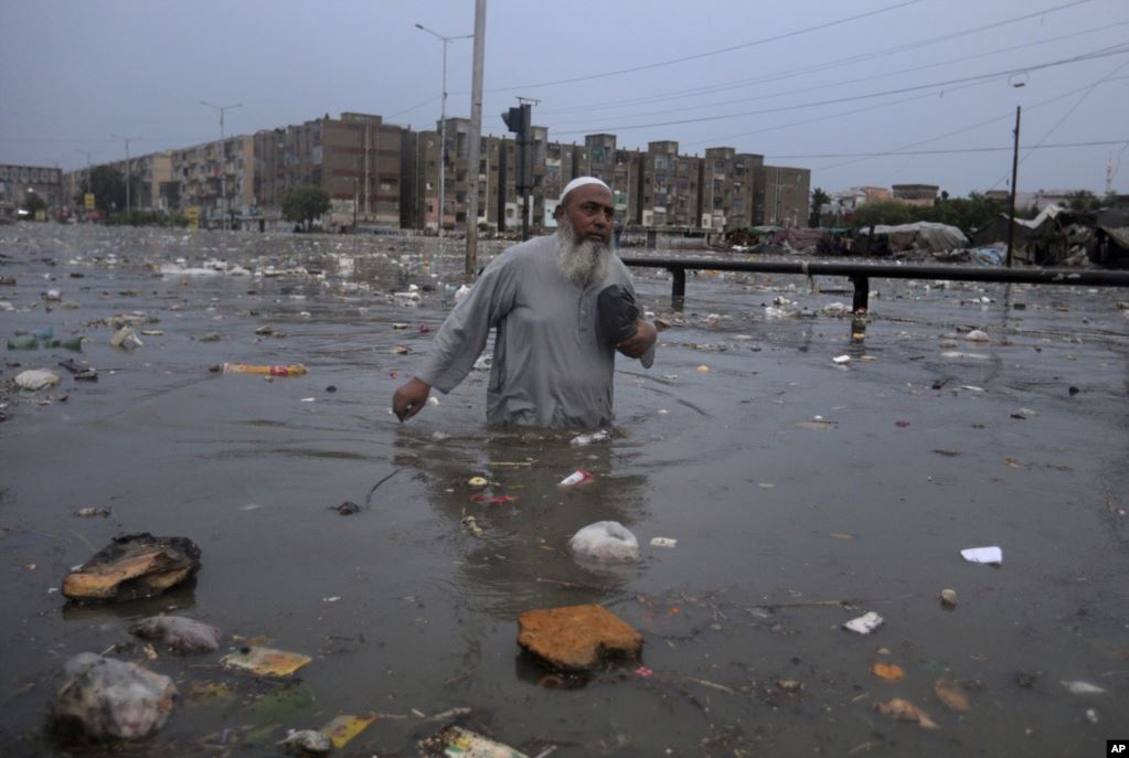 کراچی میں طوفانی بارشوں سے تباہی، حادثات میں 21 افراد جاں بحق
