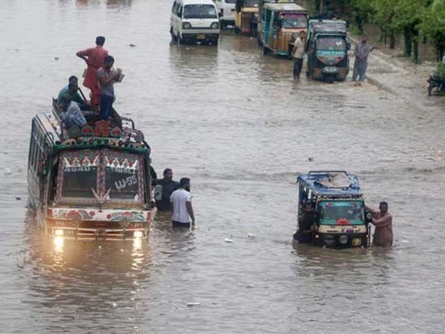کراچی میں موسلادھار بارش سے کئی علاقے زیر آب،  بجلی گرنے سے 2 نوجوان ہلاک ، تھرپارکر میں 4 افراد جاں بحق