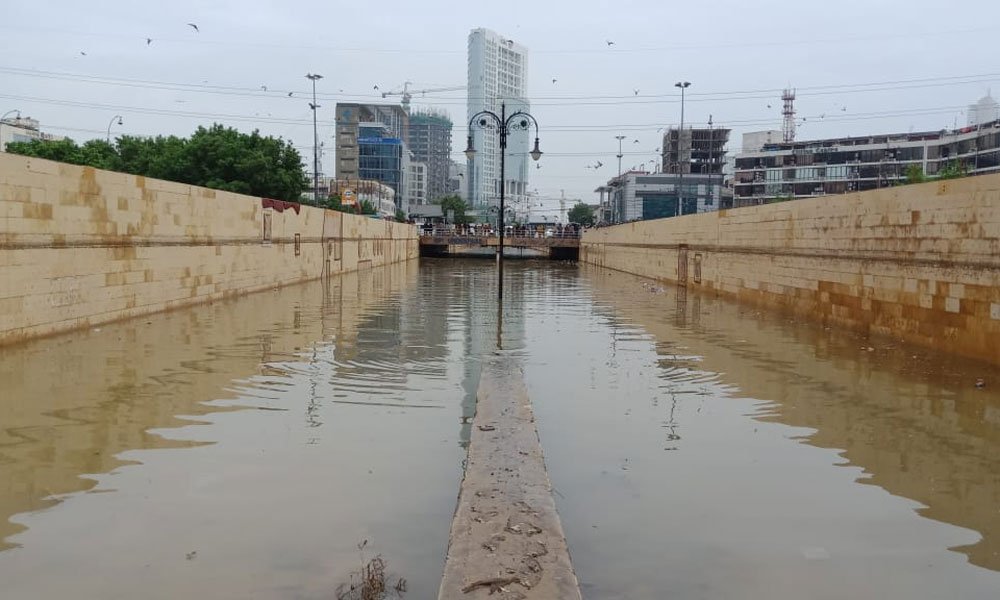 کراچی: بارش کے بعد درجنوں علاقے اب بھی زیرِ آب