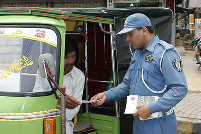 ٹریفک چالان کی سینچری کرنے والا رکشہ ڈرائیور گرفتار