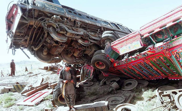 مستونگ شاہراہ  ، مال بردار ٹرین اور ٹرالر میں تصادم