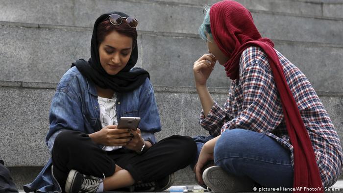ایران، سوشل میڈیا فوج کے حوالے کرنے پرغور