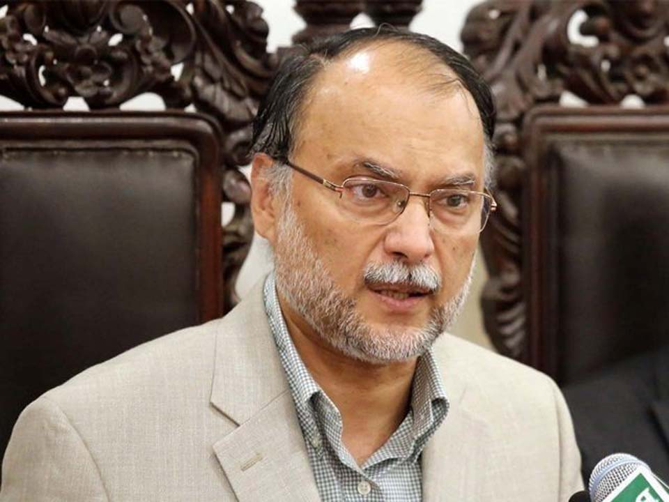 دو  کے جانے سے پارٹی کو فرق نہیں پڑتا، موجودہ تحریک ایک نواب یا سردار کی سٹیج پر کرسی سے بڑی تحریک ہے ، احسن اقبال