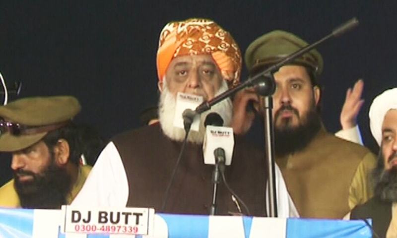 فوج سیاست میں مداخلت کرے گی تو نام بھی لیا جائے گا، مولانا فضل الرحمٰن
