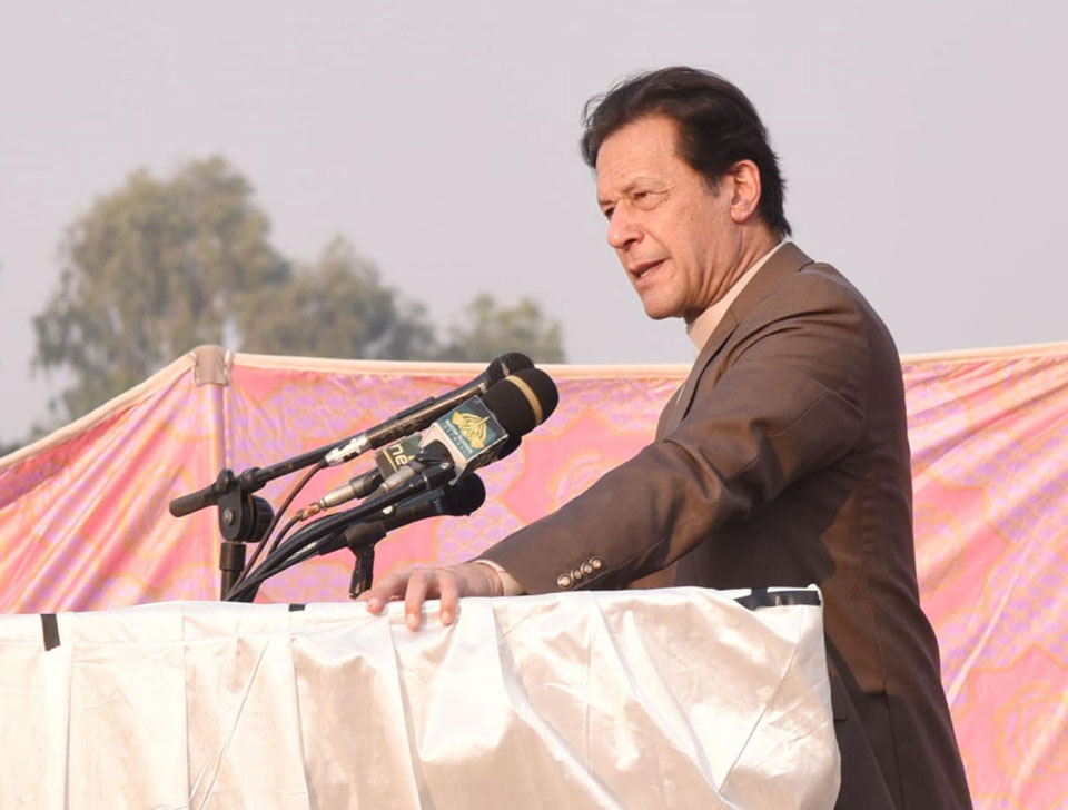 سیاسی مخالفین نے ملک میں سرکس لگا رکھی ہے،نواز شریف اپنی چوری بچانے کےلئے بھارت کی زبان بول رہے ہیں ،عمران خان