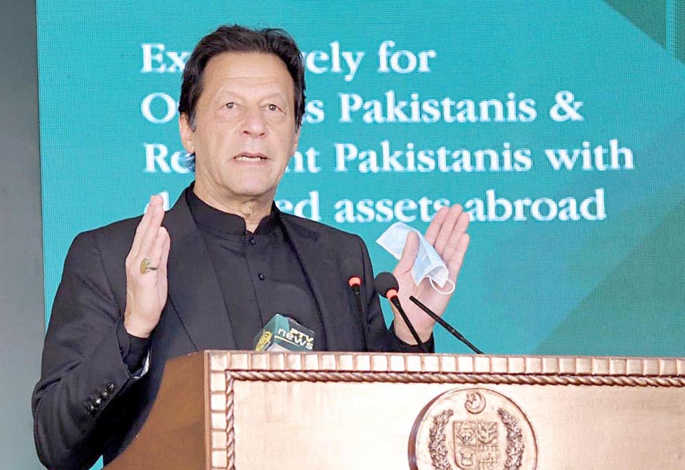 خود کو جمہوریت پسند کہلانے والے کہتے ہیں جمہوری حکومت گرا دو، عمران خان