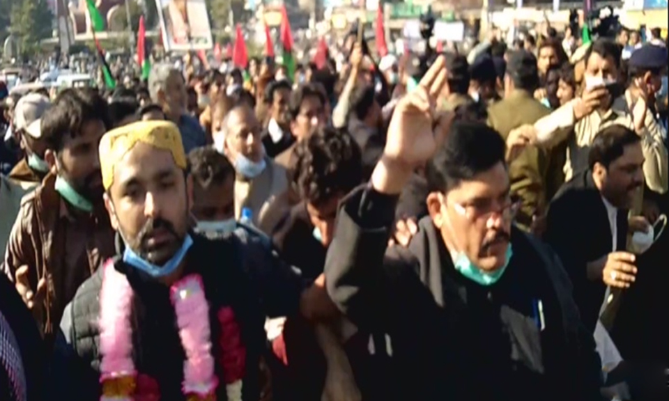 پی ڈی ایم جلسہ ،  اسٹیڈیم کے تالے توڑنے اور سامان دینے پر مقدمات درج، متعدد گرفتار