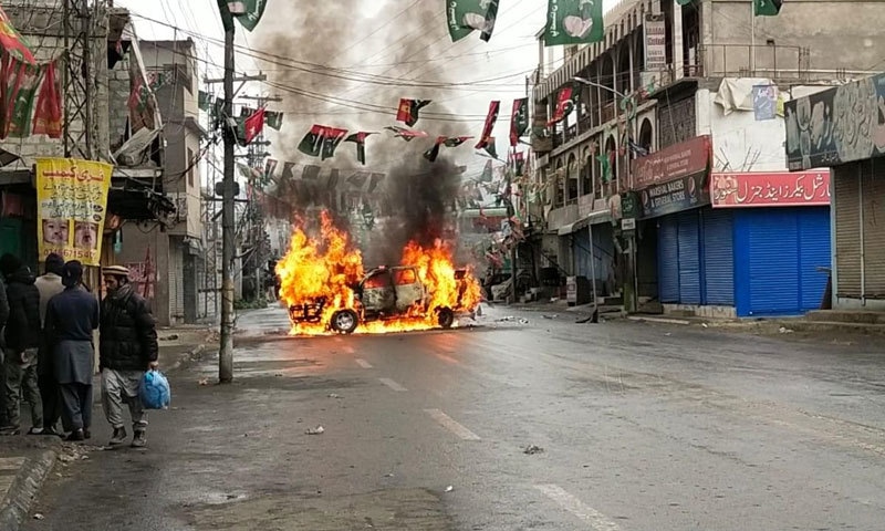 گلگت: انتخابی نتیجے پر پیپلز پارٹی کا احتجاج، مظاہرین نے سرکاری دفتر کو آگ لگادی
