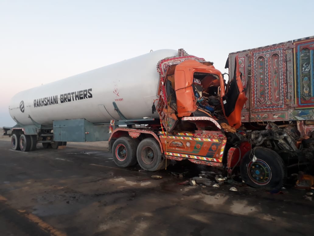 دالبندین ، ٹرالر اور بوزر ٹرالر کے درمیان خوفناک تصادم ، دو افراد جانبحق جبکہ ایک زخمی