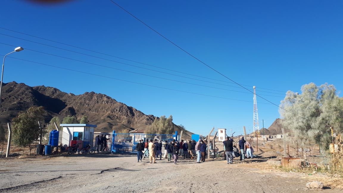 سیندک پروجیکٹ کے مقامی ملازمین کا اندرونی و بیرونی گیٹ پر احتجاج
