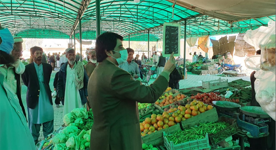 دالبندین ، اے سی کا دورہ ،  گرانفروشی اور ایس او پیز کی خلاف ورزی پر متعدد سبزی فروشوں پر جرمانے عائد
