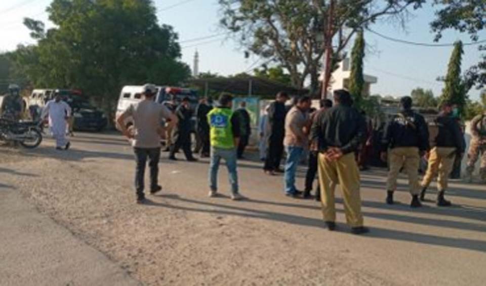 جامعہ کراچی میں کریکرحملہ ، دو رینجرزاہلکار زخمی