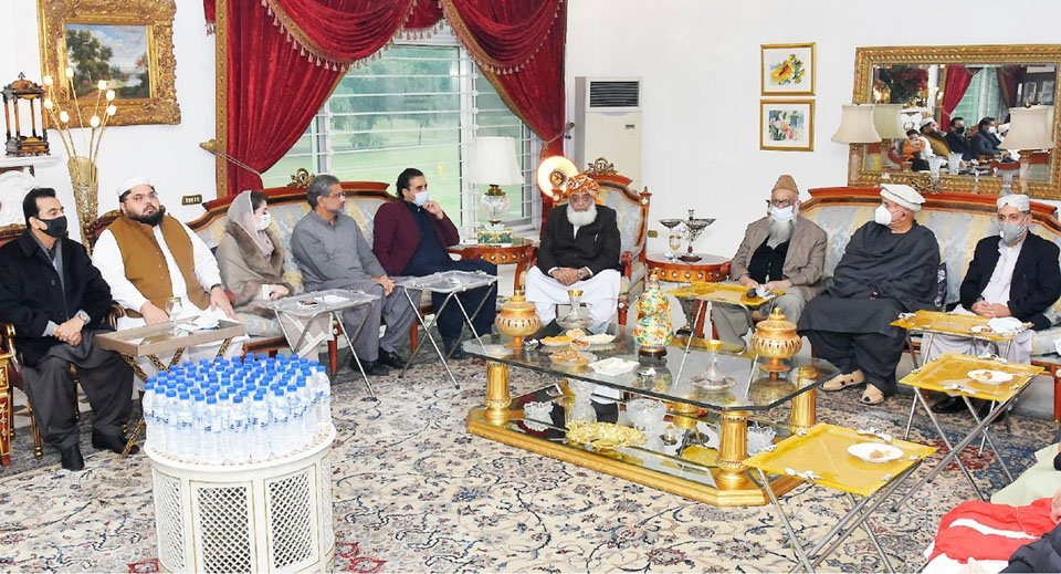 پی ڈی ایم رہنماﺅں کے عوام کو بہتر معیار زندگی فراہم کرنے ،قرضوں ،غربت،مہنگائی سے نجات اور دیگر نکات پر مشتمل ”اعلان لاہور“پر دستخط