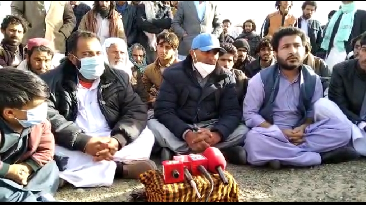 سیندک پروجیکٹ کے ملازمین اور مقامی رہائشیوں کا شدید سردی میں مسلسل تیسرے روز احتجاج جاری