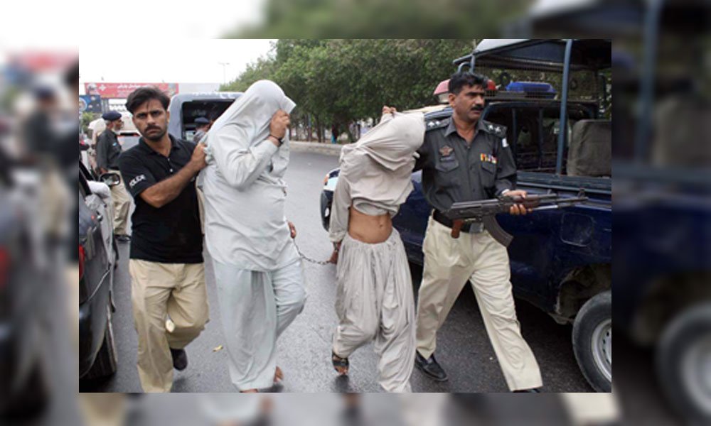 کراچی: خاتون پر حملہ کرنے کے الزام میں 2 چوکیدار گرفتار