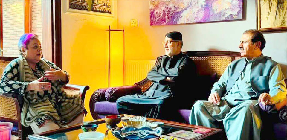 ایمان مزاری ،ایڈوکیٹ ہادی کے ساتھ کھڑے ہیں ، سردار اختر مینگل کی شیریں مزاری سے ملاقات میں گفتگو