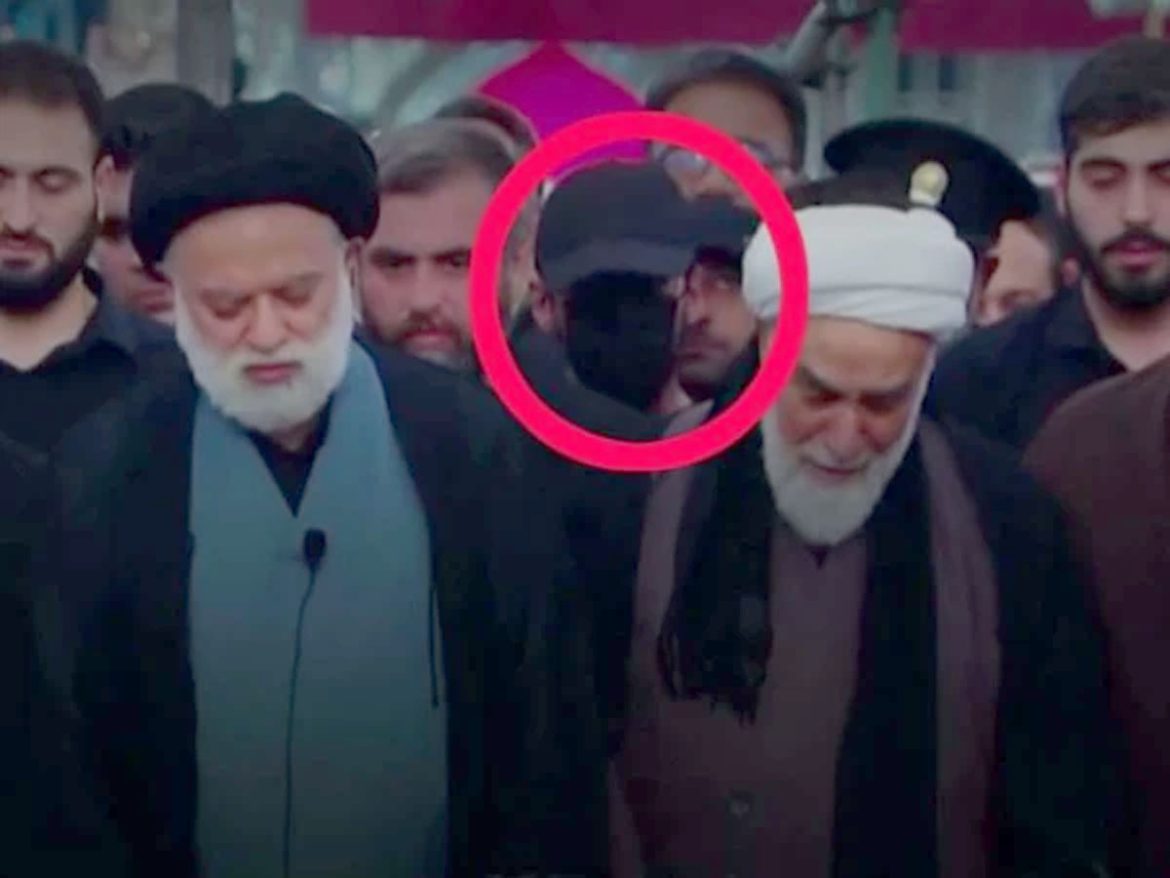 سپریم لیڈر اپنے والد خامنہ ای کی نماز جنازہ میں خفیہ طور پر شریک تھے؟ میڈیا رپورٹ