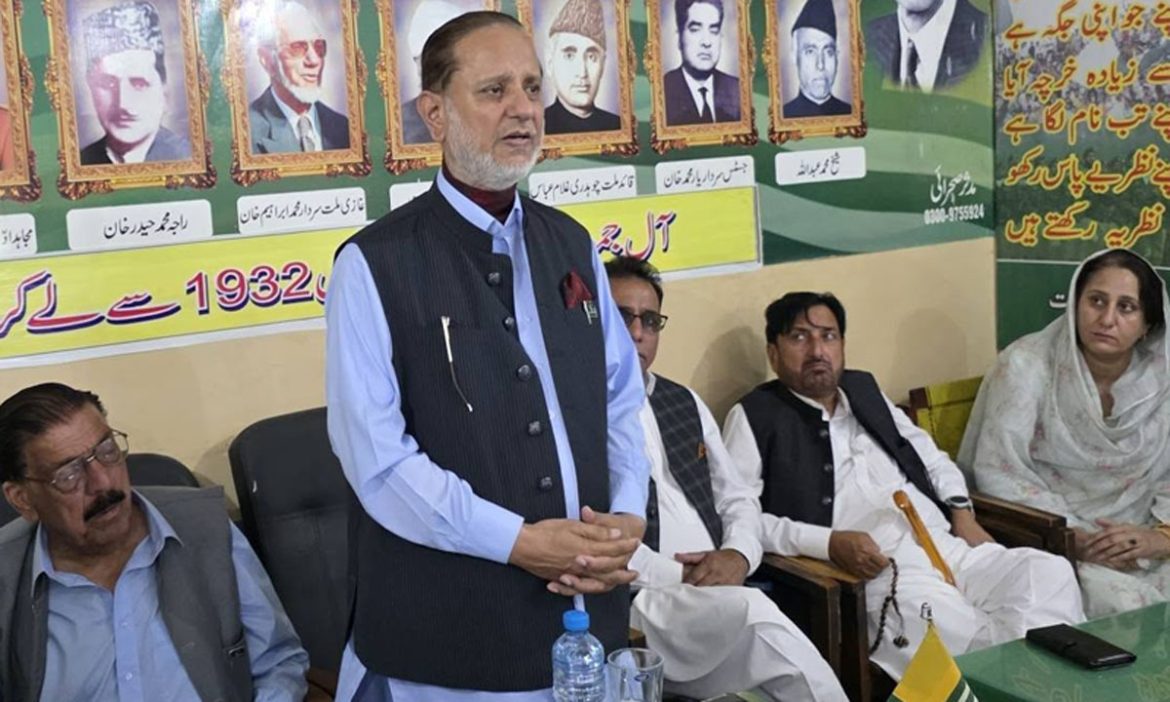آزاد کشمیر کے سابق وزیراعظم سردار عتیق پر انتخابی مہم کے دوران حملہ