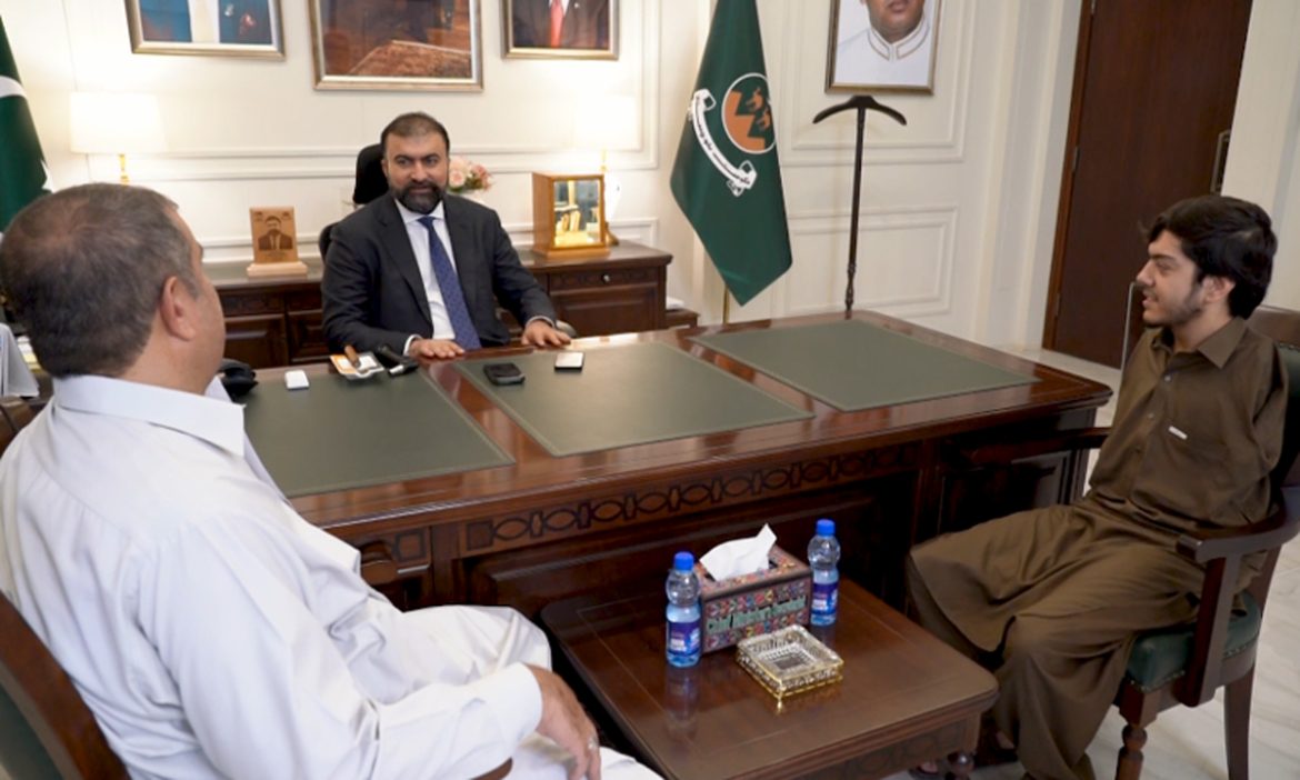 دونوں ہاتھوں سے محروم طالب علم رفیع اللہ کا ڈاکٹر بننے کا خواب، وزیراعلیٰ بلوچستان نے ذمہ داری اٹھا لی