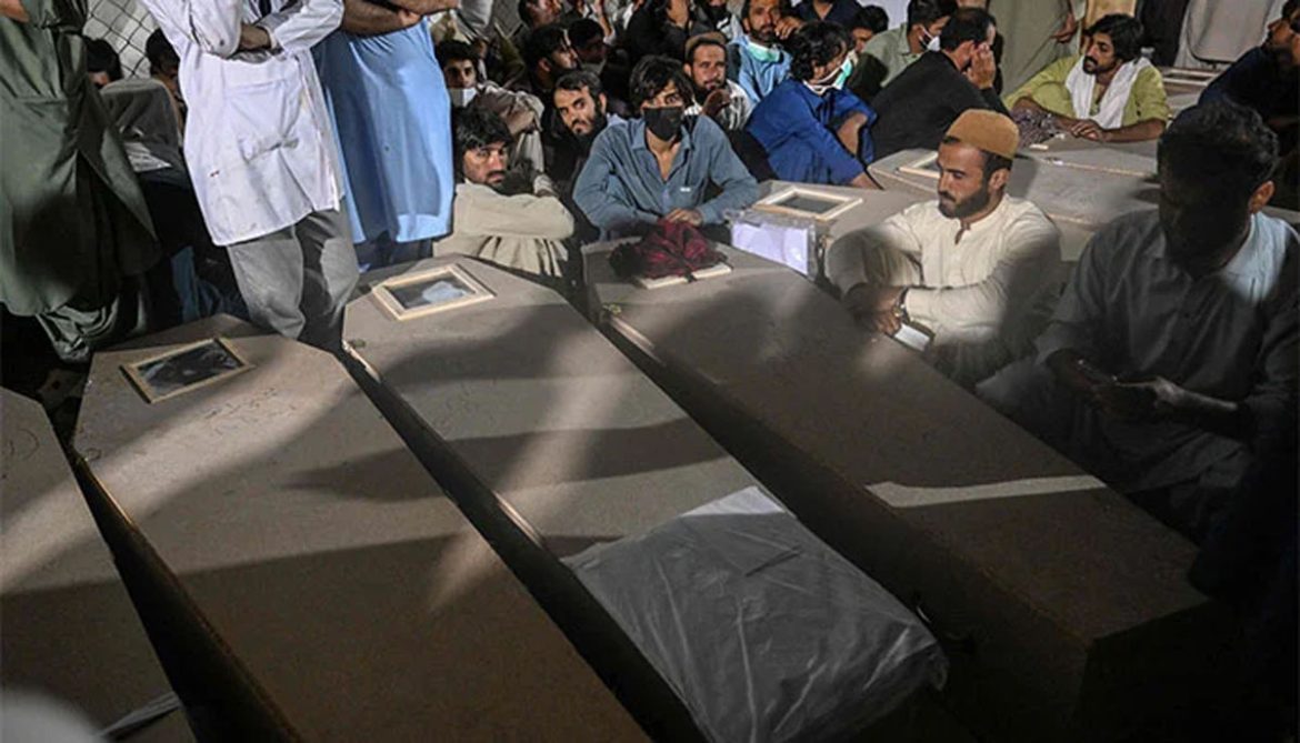 زیارت میں دہشتگردی، جاں بحق پولیس اہلکاروں کے لواحقین کا دھرنا جاری ، جوڈیشل کمیشن کے قیام کا مطالبہ