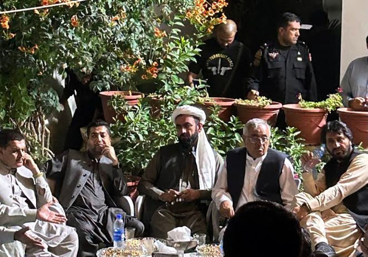 حکومت ،لواحقین اور دھرنا کمیٹی کے درمیان مذاکرات کامیاب ، 8نکاتی معاہدے پر دستخط