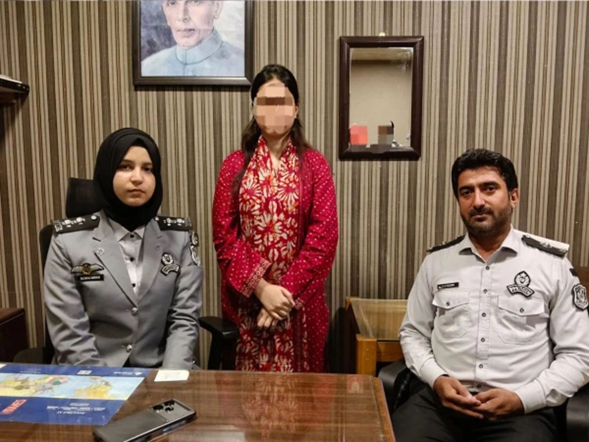 کراچی ائیرپورٹ؛ آن لائن فراڈ نیٹ ورک سے مبینہ تعلق کی بنا پر خاتون مسافر آف لوڈ