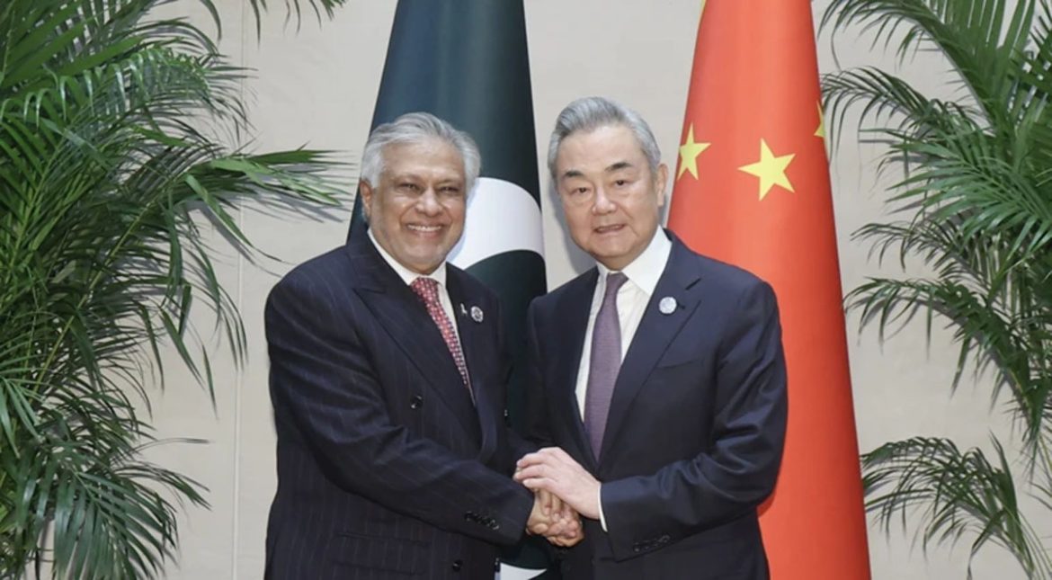 اسحاق ڈار کی شنگھائی میں چینی وزیرِ خارجہ سے ملاقات، امریکہ اور ایران سے حملے روکنے کا مطالبہ