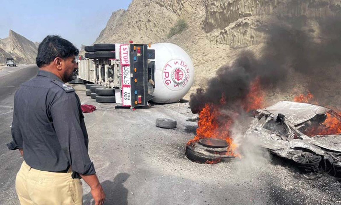اورماڑہ ،  کوسٹل ہائی وے پر باؤزر اور کار میں خوفناک تصادم، 6 افراد جاں بحق