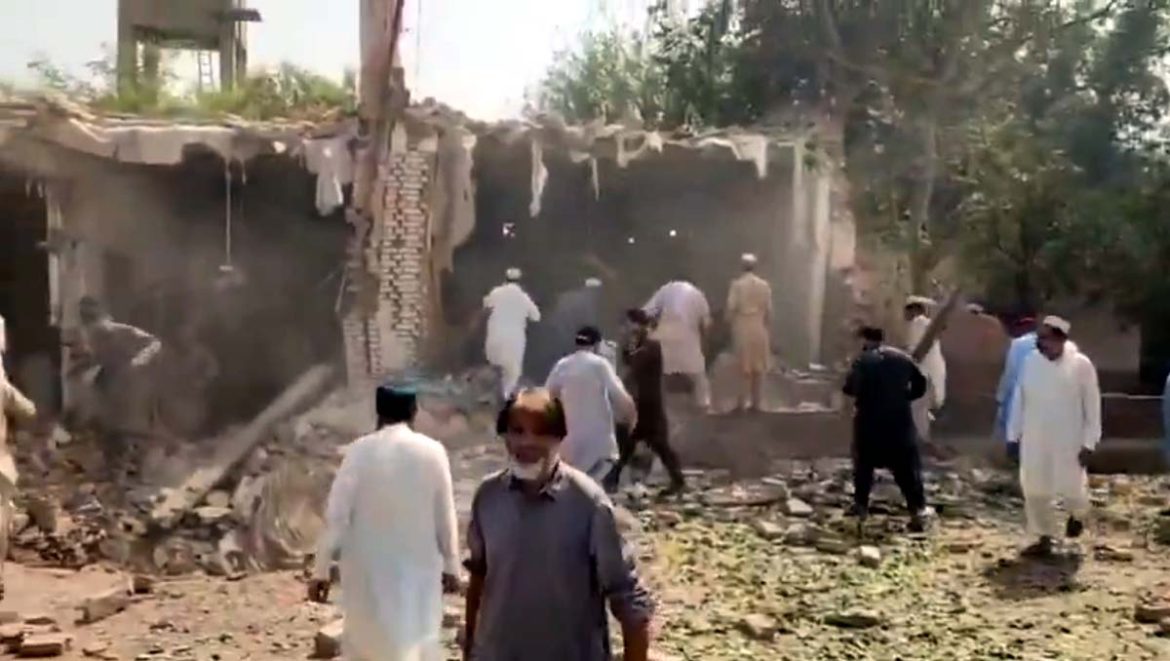 کوہاٹ؛ پولیس لائنز میں نماز جمعہ کے دوران دھماکا، 5 پولیس اہلکاروں سمیت 16 افراد شہید