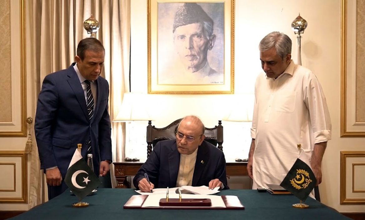 صدر نے خیبر پختونخوا میں ایمرجنسی سے متعلق ایڈوائس پر دستخط کر دیے